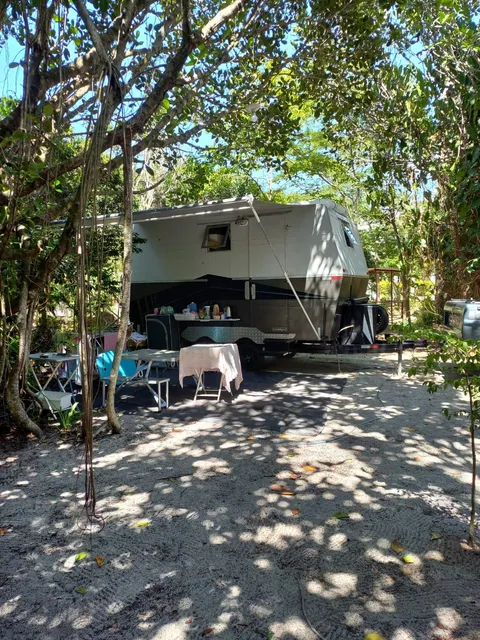 NÃO ESTAMOS FRENTE À PRAIA. Setiba Camping - Sítio Ipê Amarelo, a 100m do Trevo de Setiba, na Rodovia do Sol.