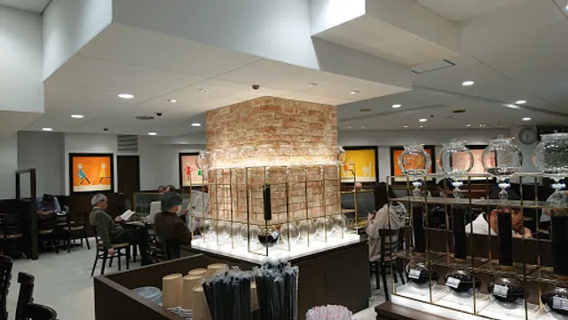 Holly’s Café - Osaka Ekimae Building 3 West