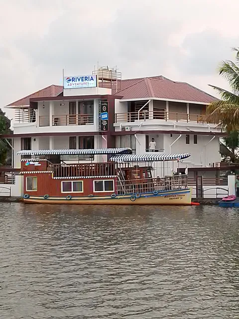 Captains Cabin Luxury Backwater Resorts