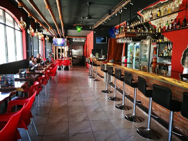 PINUPS FUN & GRILL Comida, Diversión y Música en vivo