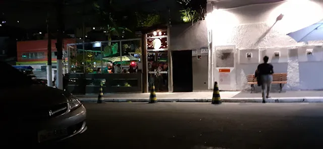 A praça 256 Sunset Bar