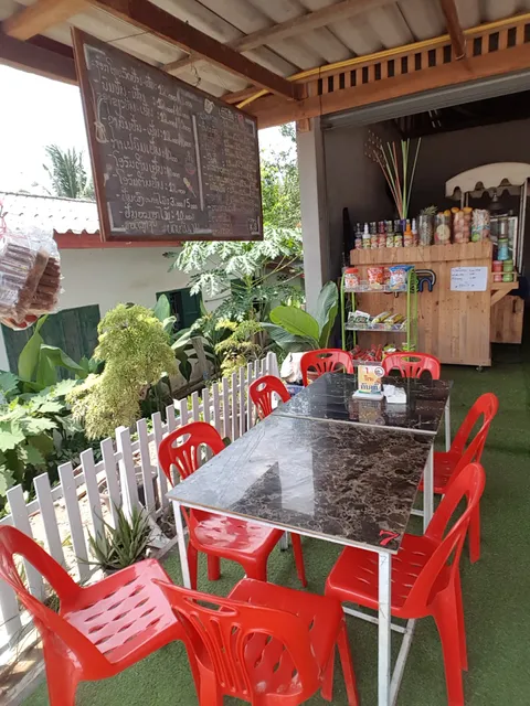 ຮ້ານນັ່ງຫລີ້ນ (ຕຳ,ກາເຟນົມ,ນ້ຳປັ່ນ)