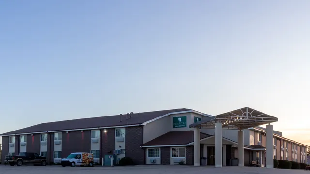 Bearcat Inn and Suites by GreenTree