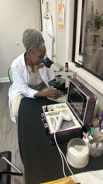 L A's Hair & Scalp Clinic