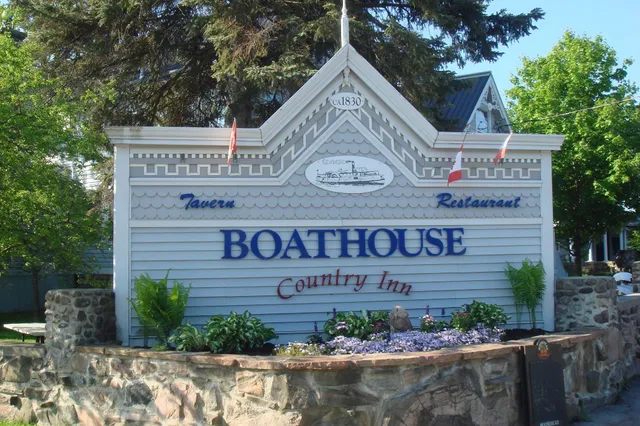 BOATHOUSE COUNTRY INN