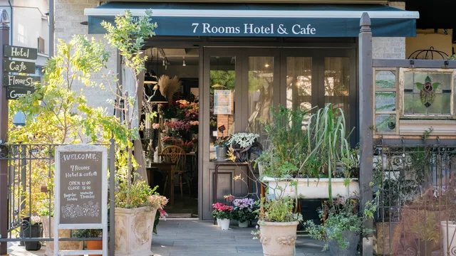 7 Rooms Hotel & Cafe