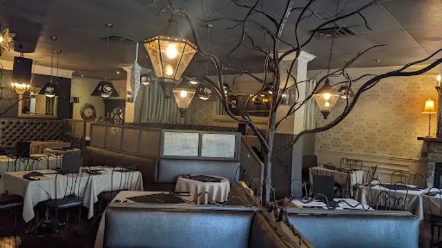 Manhattans Bistro & Music Club