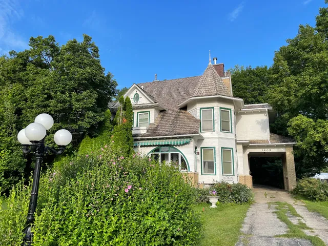 Chestnut Charm Bed & Breakfast