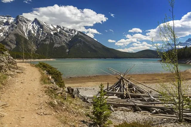 Lake Minnewanka Trail