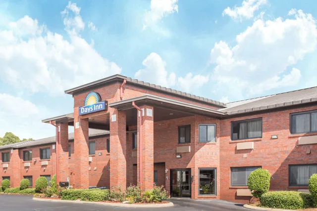 Days Inn By Wyndham Phenix City Near Fort Moore