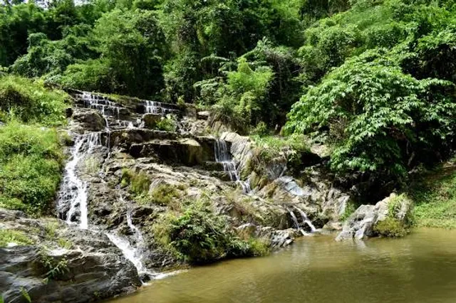 Mae Phun Waterfall, Laplae Town