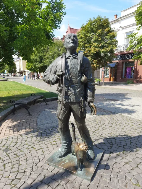 Pam'yatnyk Shchaslyvomu Sazhotrusu