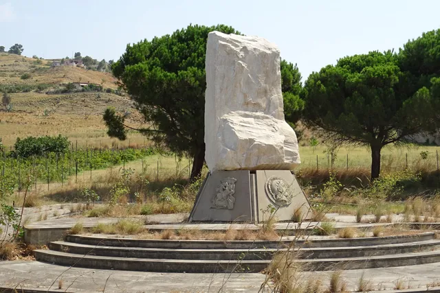 Monumento Al 38° Parallelo