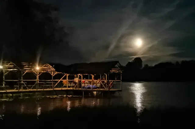 Žvaigždynai virš ežero