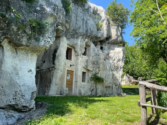 Casa rupestre "La Sengia"