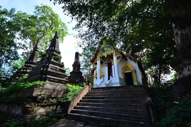 Wat Khao Yi San