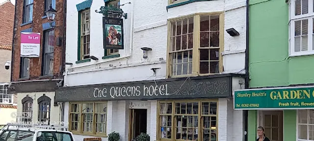 Queens Bar & Coffeehouse