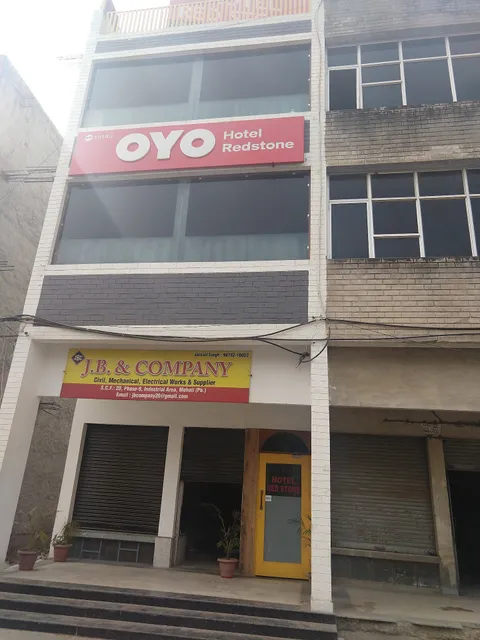 OYO 15143 Hotel Redstone