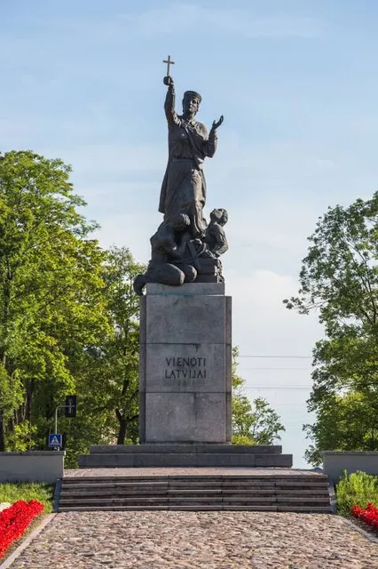 Vienoti Latvijai, Piemineklis Latgales atbrīvotājiem