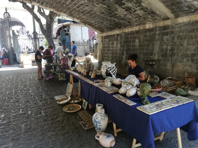 Mercato delle pulci domenicale