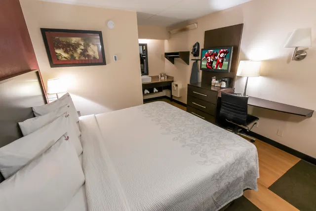 Red Roof PLUS+ St Louis - Forest Park/Hampton Avenue