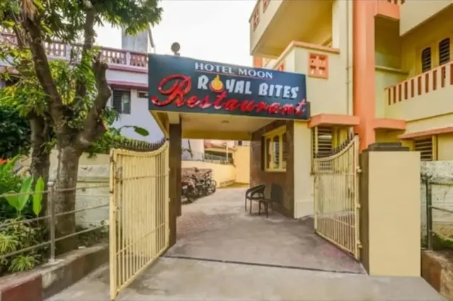 Goroomgo Moon CT Road Puri