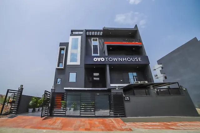 OYO Townhouse 179 Daffodils Sector 52