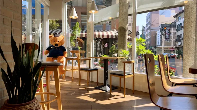 过豆过晚（早午餐）假日訂位每人酌收兩百元訂金，僅保留十分鐘