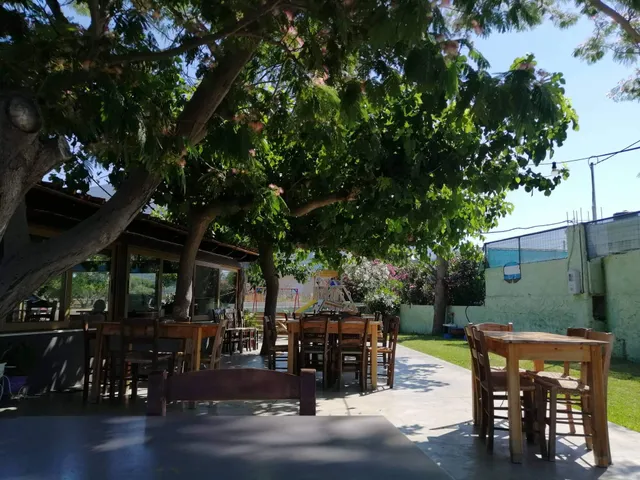 Ledakis Studios & Taverna