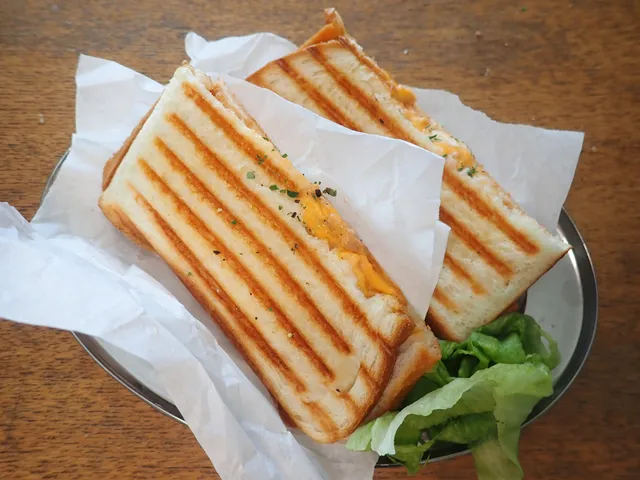 デリ＆カフェ 桃の実 西調布