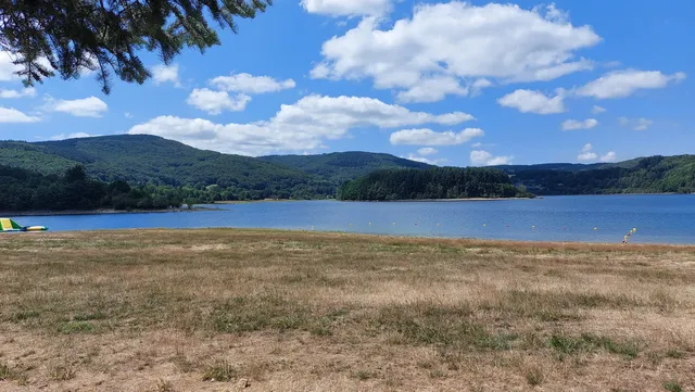 Base de loisirs du Lac du Laouzas, Nages