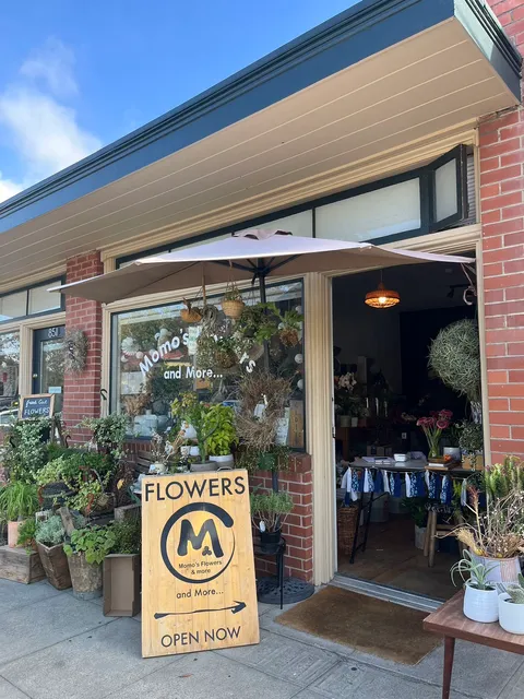 Momo's Flowers and More