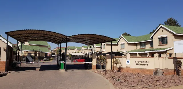 Victorian Heights, Paul Sauer str