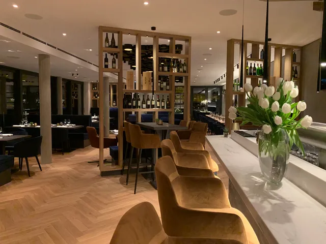 HENRII - casual dining