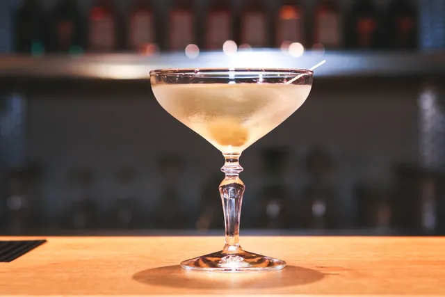 Brussels Bar Connector