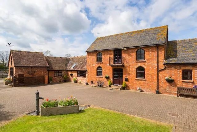Napton Fields Holiday Cottages & Shepherd's Hut. Accommodation, Warwickshire