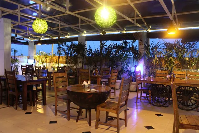 11 FLOWERS ROOFTOP CAFE