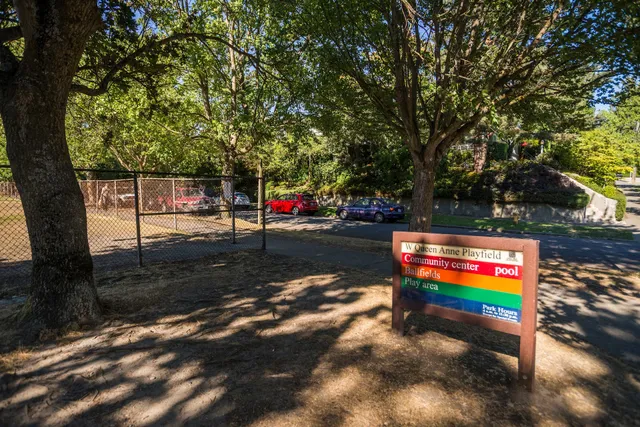 West Queen Anne Playfield / Big Howe