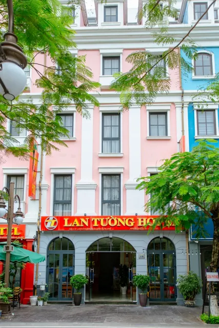 LAN TƯỜNG HOTEL