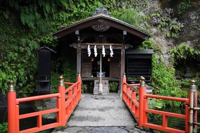 Zeniarai Benten Shrine