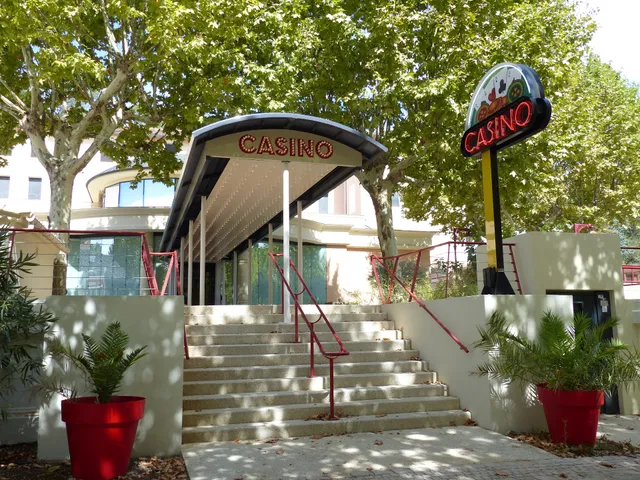 L'Amandeline : Location saisonnière de 11 appartements de vacances meublés à Allègre située en face de la station thermale Les Fumades les Bains, proche du Casino GARD