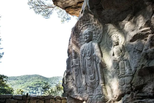 Seosan Yonghyeon-ri Maae Yeorae Samjon Sang | Rock-carved triad buddha in Seosan