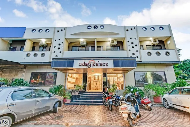 OYO 49402 Uday Palace Lodging