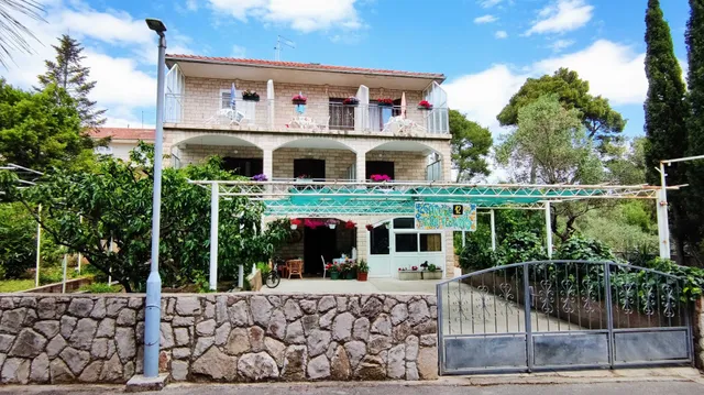 Apartments 1000 Flowers