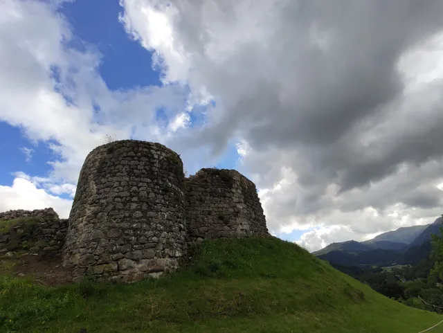 Vestiges Du Château de Varennes