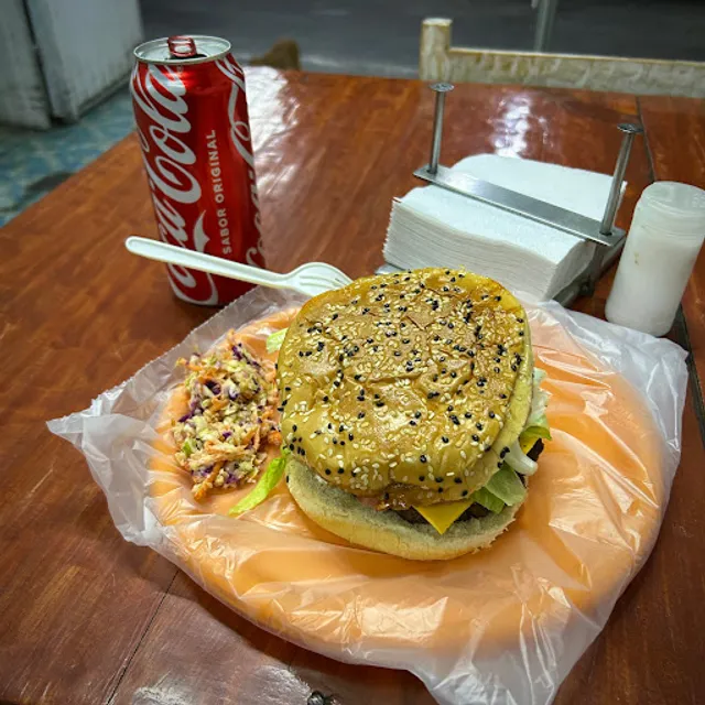 AKY ME QUEDO Dogos y hamburguesas