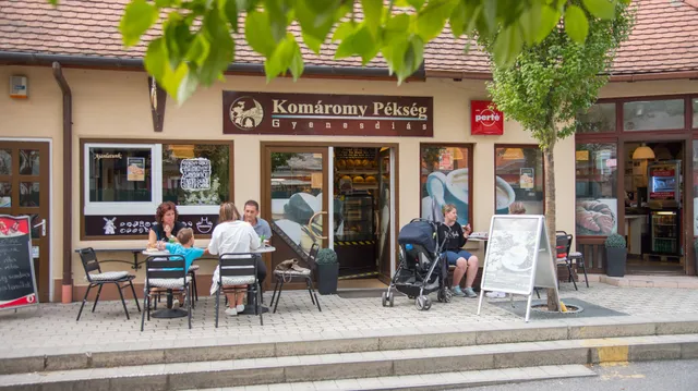 Komáromy Pékség Szaküzlet Piac Tér