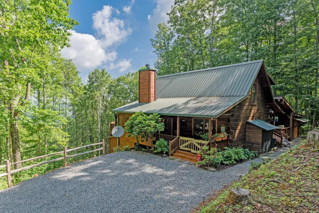 stayNantahala Cabin & Luxury Yurt Rentals