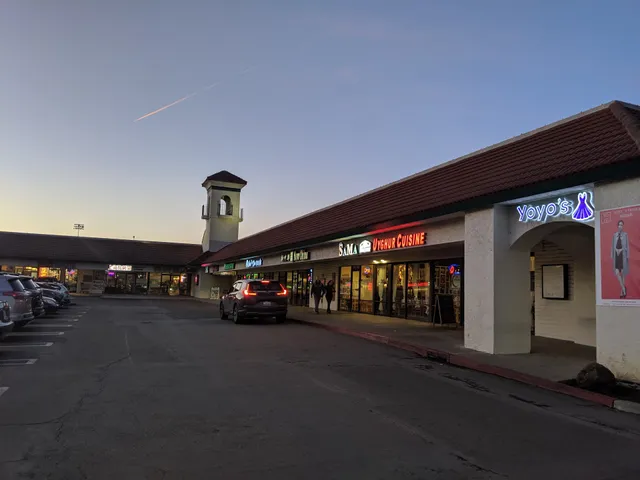 El Mercado Plaza Shopping Center