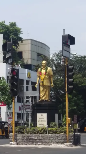 Kanadassan Statue